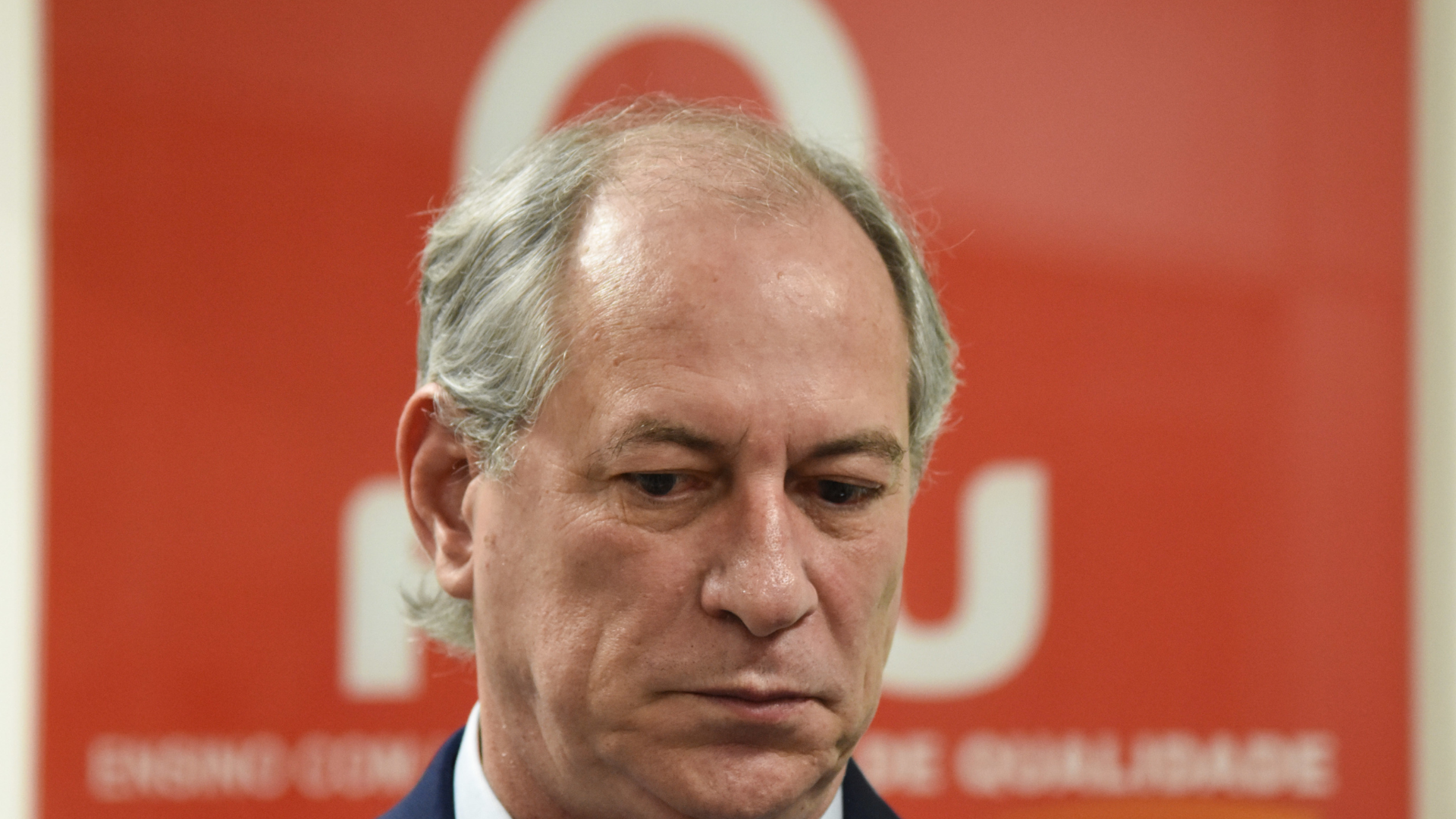 Ciro tenta roubar apoiador de Lula. Na foto ele tem olhar cabisbaixo e desesperançoso.