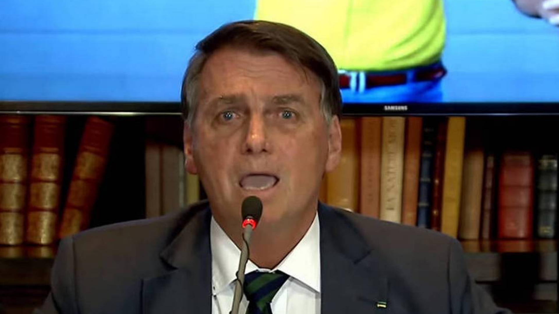 Ex-ministro do governo abandonou cargo por ataques de Bolsonaro ao TSE. Ele sa terno preto e fala ao microfone com a boca aberta.