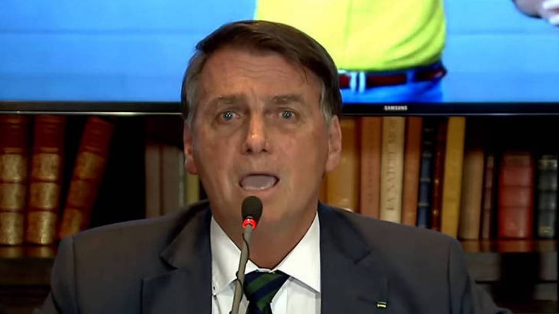 Bolsonaro acena com reajuste à PF e faz apelo