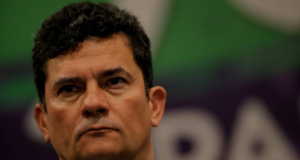 Moro diz que é contra o aborto em carta a cristãos. Ele tem olhar sério e frio.