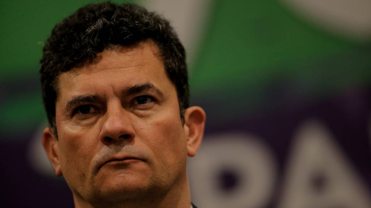 Moro diz que é contra o aborto em carta a cristãos. Ele tem olhar sério e frio.