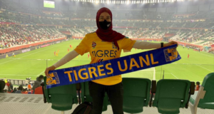 Mexicana adenuncia abuso no Catar e é condenada a 100 chibatadas. Paola está em um estádio de futebol e usa roupas tradicionais do time Tigres UANL.