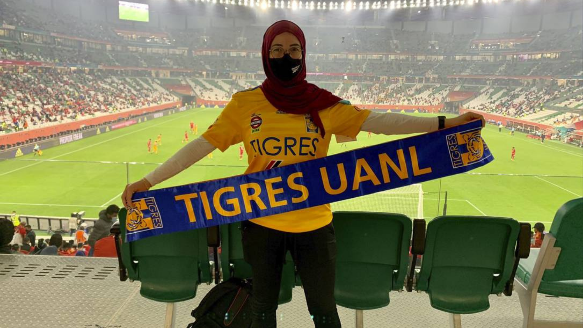 Mexicana adenuncia abuso no Catar e é condenada a 100 chibatadas. Paola está em um estádio de futebol e usa roupas tradicionais do time Tigres UANL.