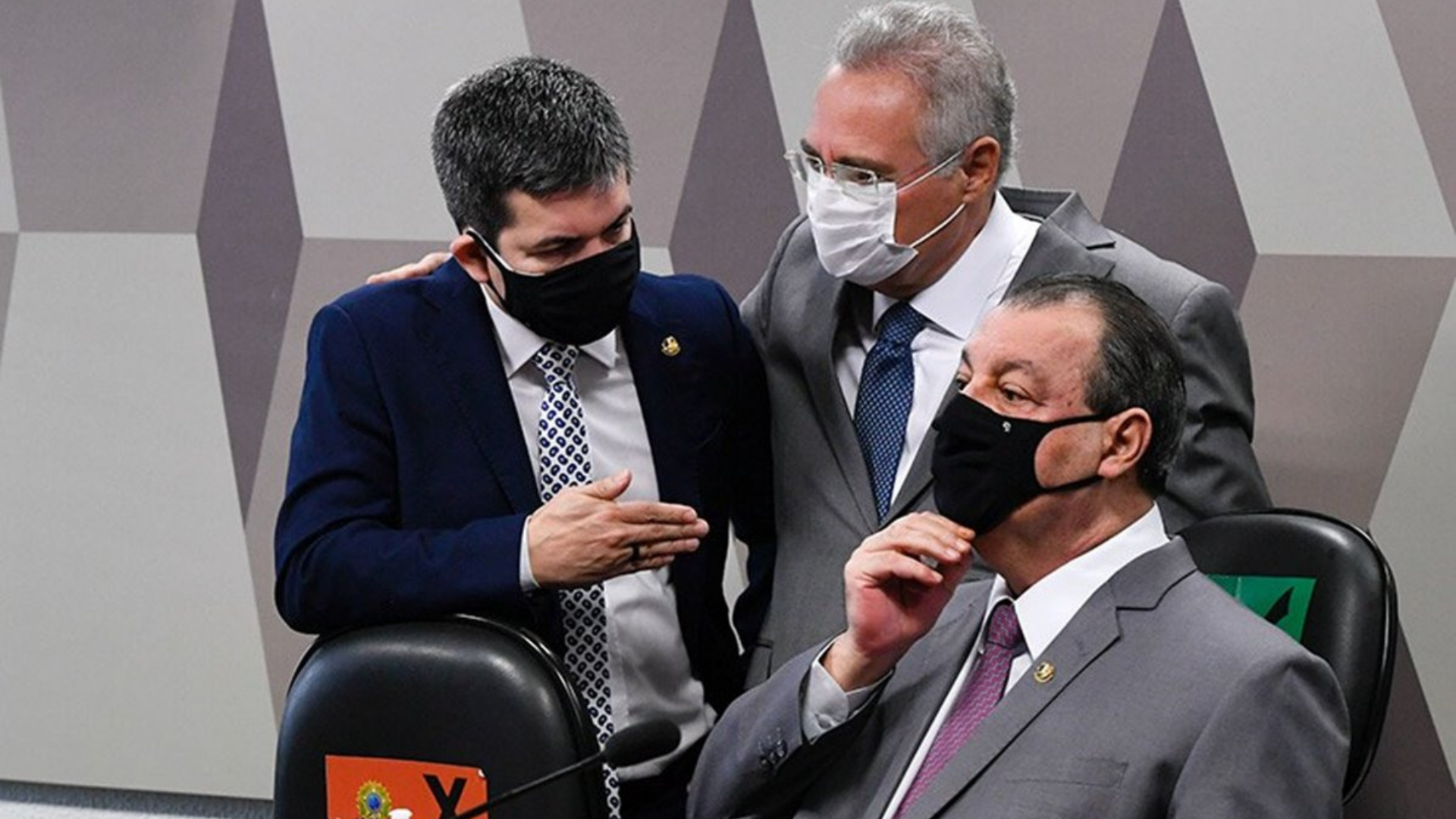 Investigações da CPI avançam. foto da comissão junta, com Randolfe Rodrigues, Omar Aziz e Renan Calheiros, todos usam terno e máscaras