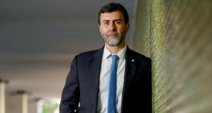 Freixo denúncia Cláudio Castro (PL), governador do Rio de Janeiro. Ele usa terno preto, gravata azul e olhar sério.