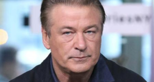 Alec Baldwin é processado. Ele tem olhar sério, pele brnca e cabelos claros.