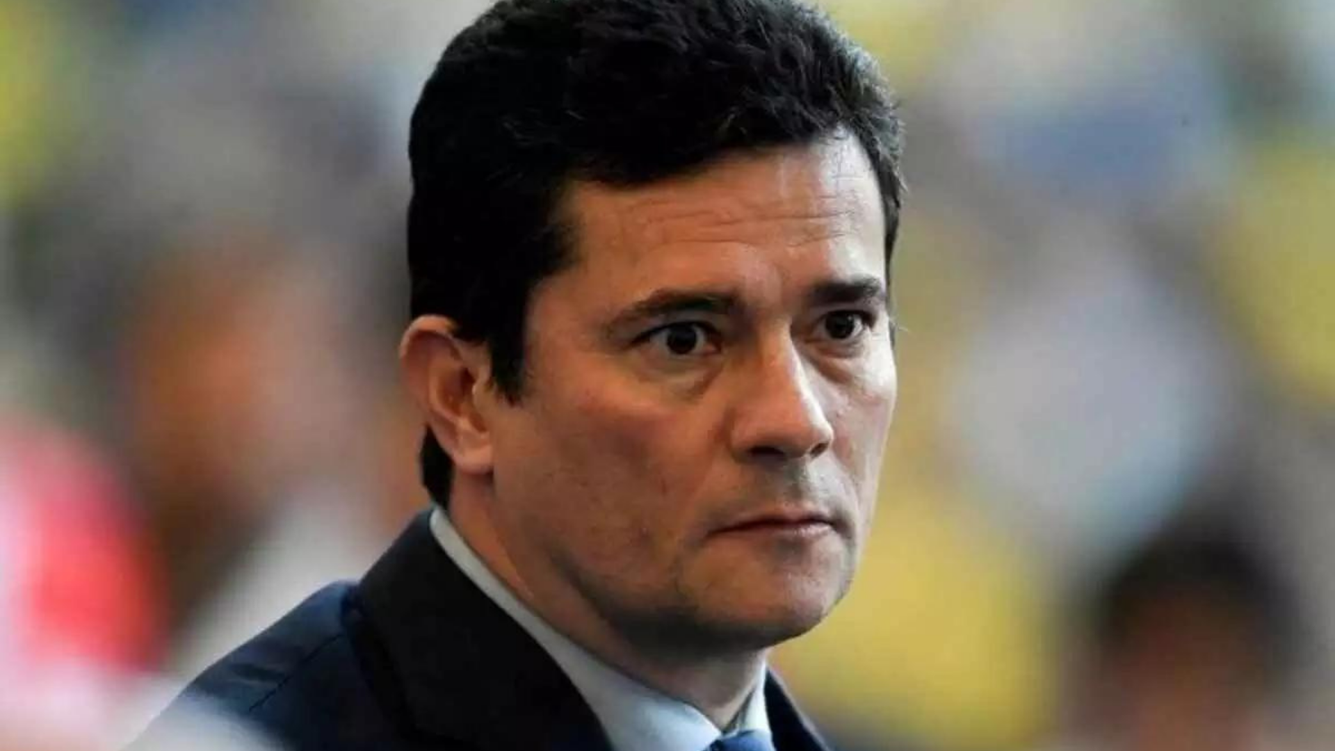 Moro com olhar pensativo, sério e cabelos pretos.