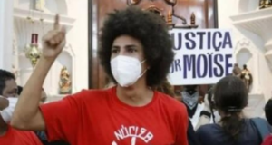 Vereador nega invasão à igreja. Ele usa máscara, cabelo black e protesta contra morte de pessoas negras em igreja.