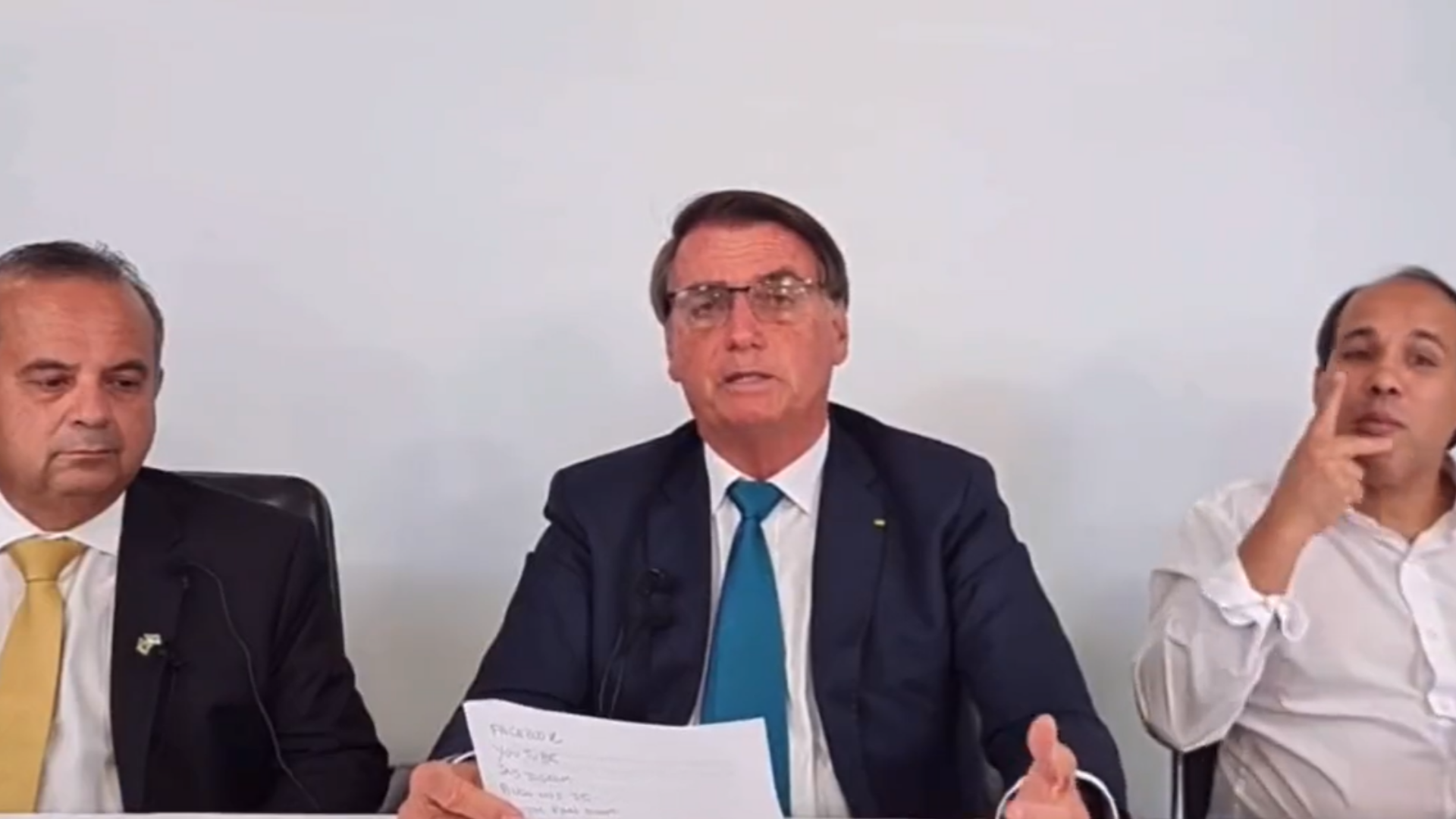 Bolsonaro dis que pesquisas são falsas e ameaça eleições. O presidente aparece segurando uma fala ao lado do ministro do Desenvolvimento Regional, Rogério Marinho.