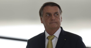 Bolsonaro vai à Rússia garantir entrega de fertilizante agrícola. Ele usa terno preto e tem olhar desconcertado.
