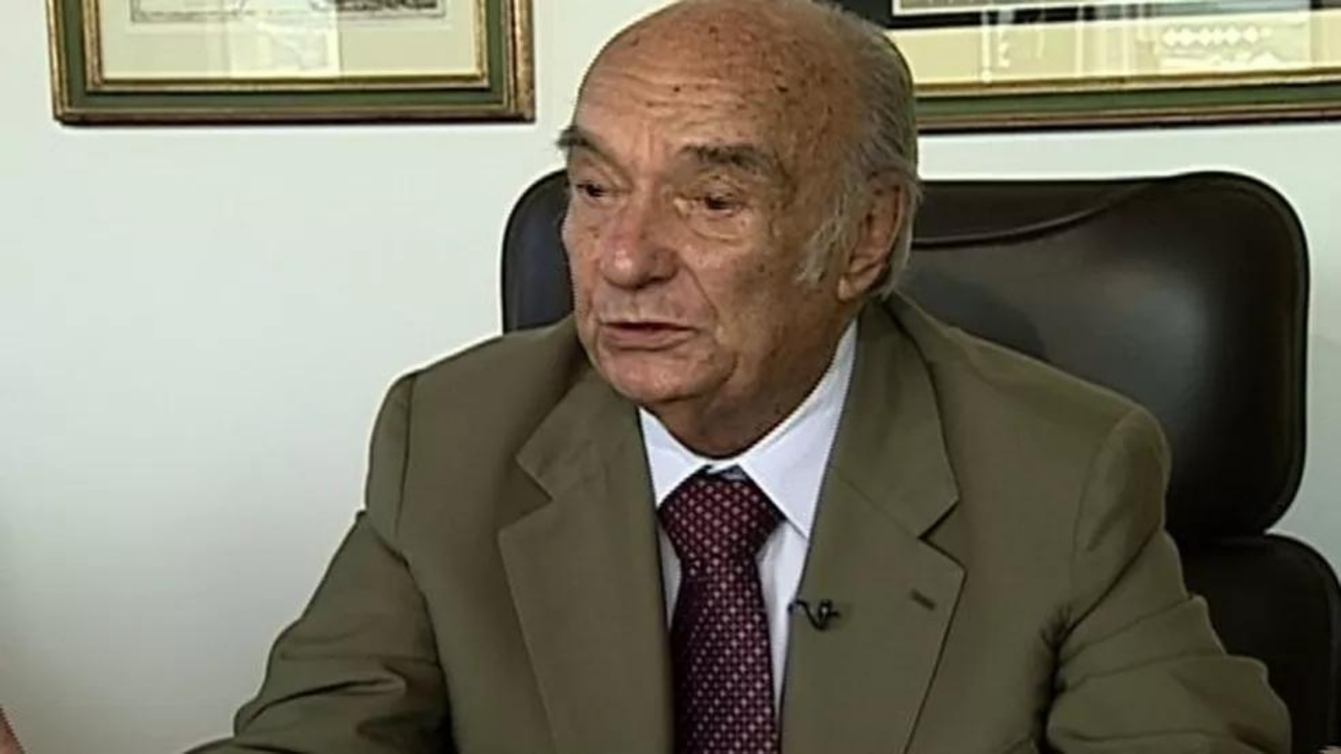 Candido mMendes morre aos 93 anos. Ele usa um terno marmmarro, é calvo e tem ple branca