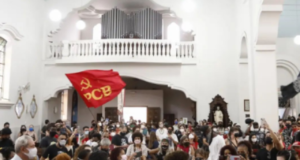 PT diz que não participou de decisão par aocupação de igreja em Curitiba. Na foto os manifestantes estão dentro do local.