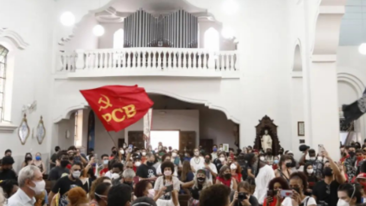 PT diz que não participou de decisão par aocupação de igreja em Curitiba. Na foto os manifestantes estão dentro do local.