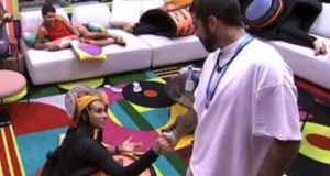 Pedro Scooby é acusado de transfobia. Na foto ele fala com uma participante dentro de quarto do BBB 22.