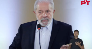 Lula usa terno cinza e tem olhar confiante.