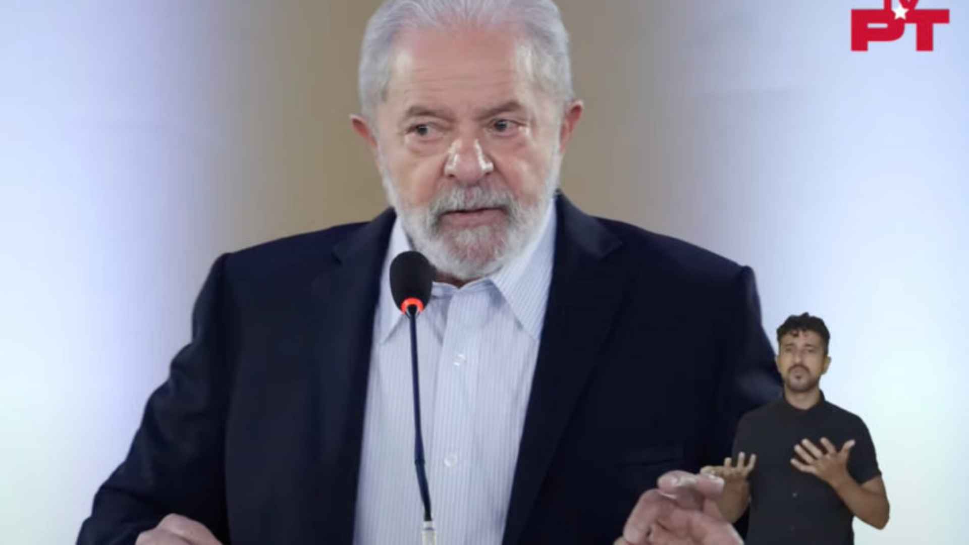 Lula usa terno cinza e tem olhar confiante.
