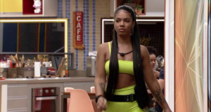 Maria expulsa do BBB 22. Ela usa macacão amarelo e cabelo preso, tem expressão séria e triste.