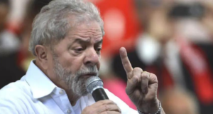 PT quer até 5 mil comitês. Lula fala ao microfone com expressão de coragem e entusiamos.