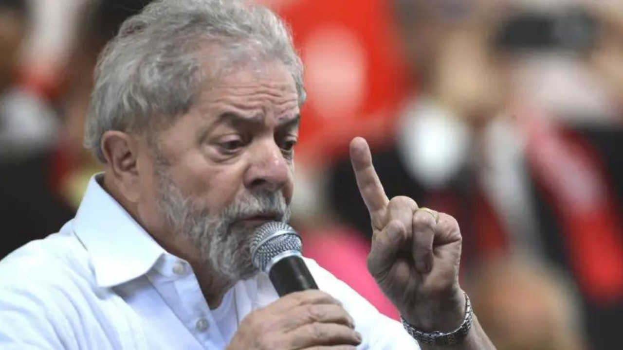 PT quer até 5 mil comitês. Lula fala ao microfone com expressão de coragem e entusiamos.