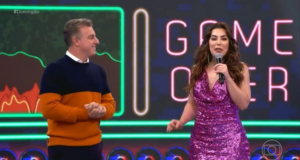 Ator da Globo constrange Luciano Huck. Na foto, Huck aparece com a cantora Naiara Azevedo durante o programa Domingão com Huck