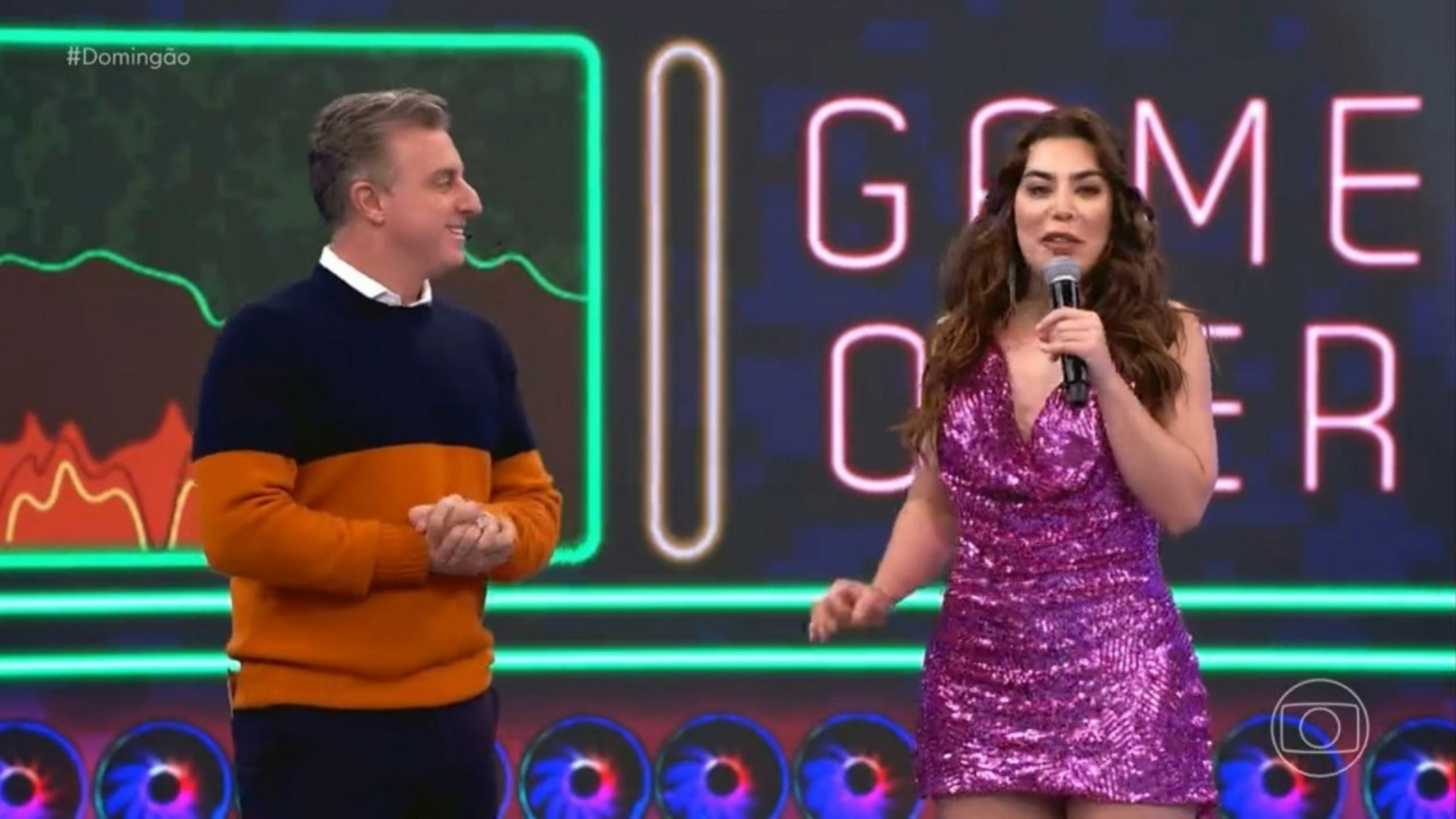 Ator da Globo constrange Luciano Huck. Na foto, Huck aparece com a cantora Naiara Azevedo durante o programa Domingão com Huck