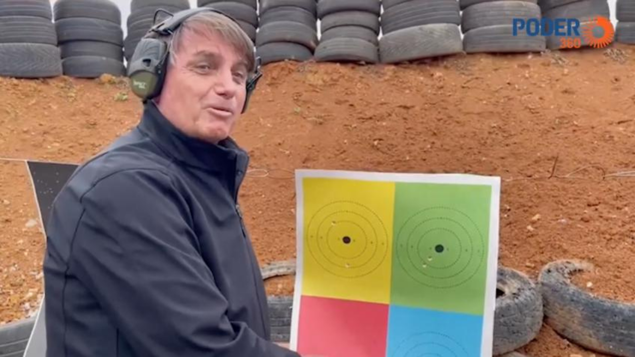 Bolsonaro mira em alvo vermelho. Presidente aparece sorrindo e usando equipamentos de proteção. Foto: Reprodução / Instagram