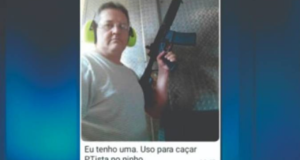 Presidente do PSL em cidade paulista atacou petistas. Ele usa uma arma e tem olhar sério.