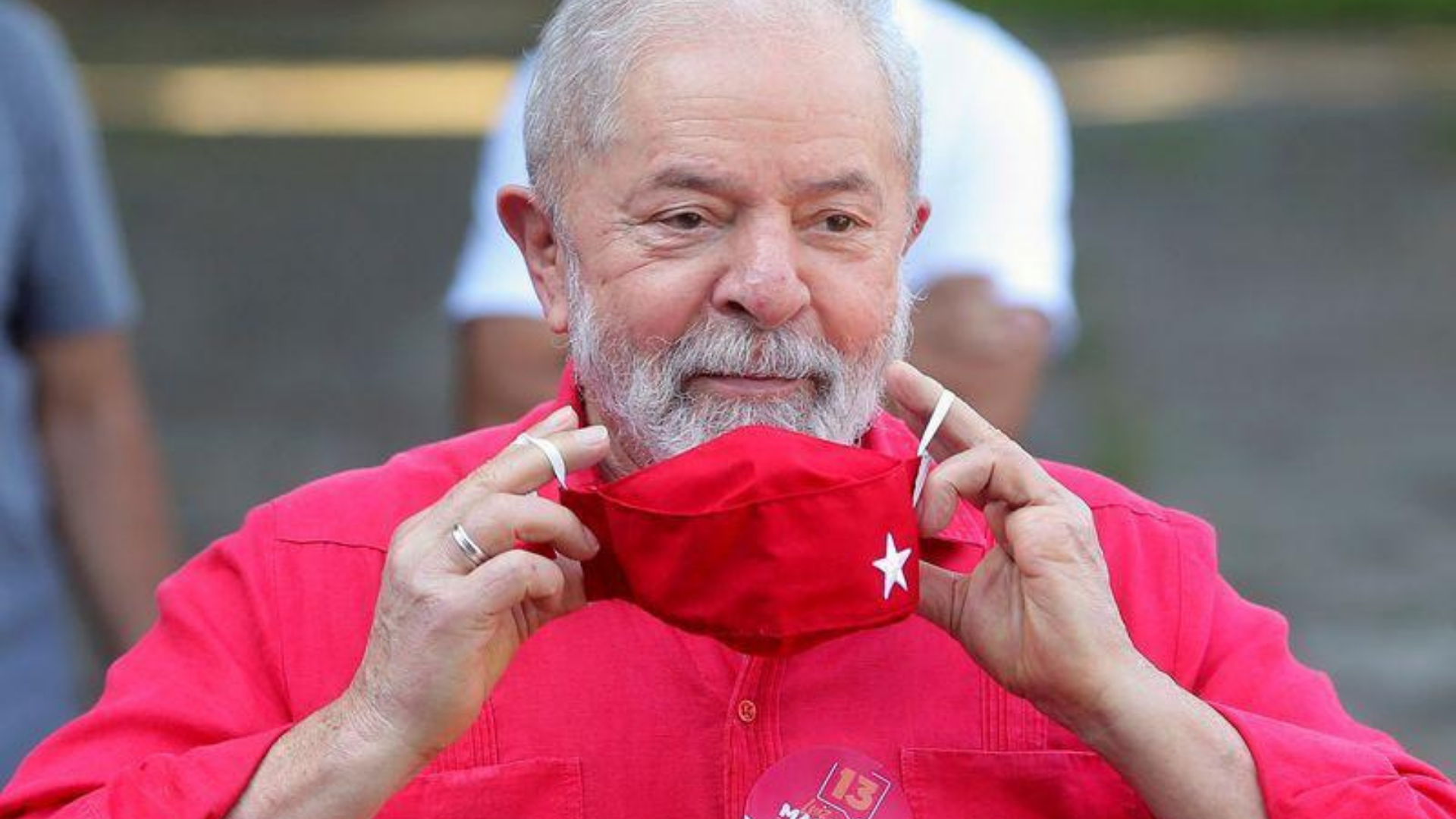 Lula desabafa sobr eprisão ilegal. Ele tem olhar sério e usa máscara com símbolo do PT.