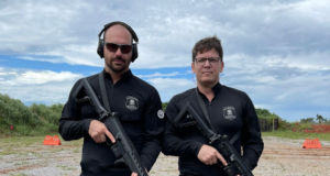 Eduardo Bolsonaro posta foto armado com Mario Frias. Eles usam roupas pretas enquanto seguram fuzis.