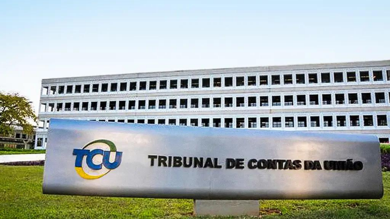 Foto dde placa do TCU. Branca com o letreiro preto Tribunal de Contas da União