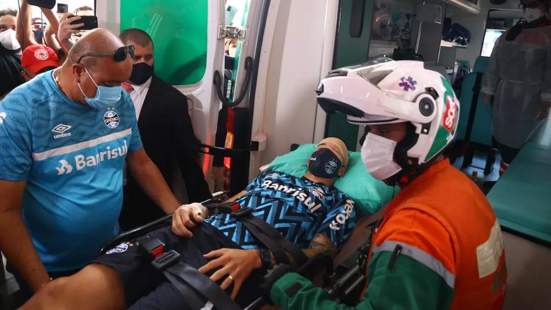 Villasanti é levado de ambulância para o hospital