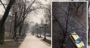 Praça deserta em Donetsk, na Ucrânia.