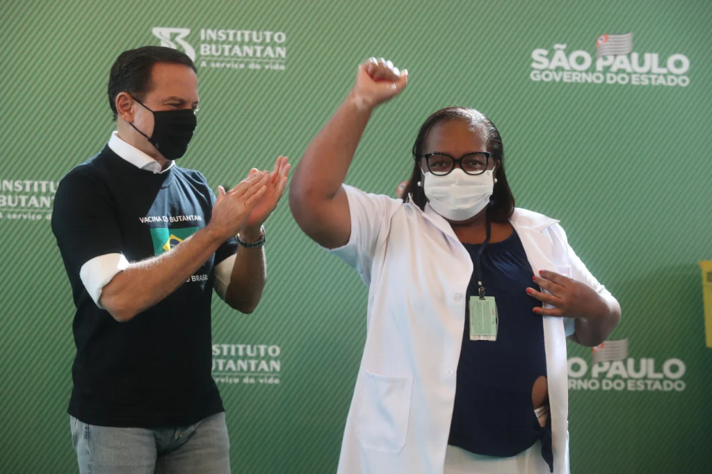 Doria ao lado da primeira vacinada contra a Covid: João Doria trai o MDB