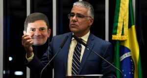 Eduardo Girão com máscara de Moro
