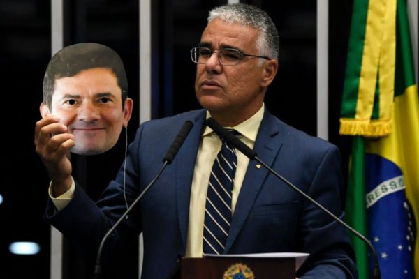 Eduardo Girão com máscara de Moro