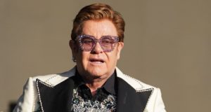 Avião particular de Elton John faz pouso forçado após falha