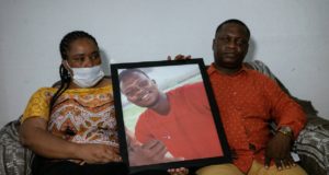 Lotsove Lolo Lavy Ivone e Fernando Mupapa, mãe e tio de Moïse.
