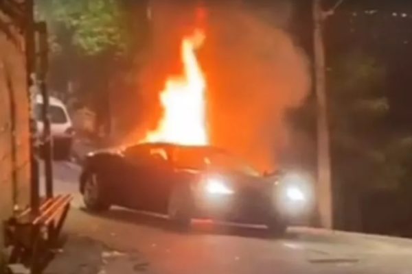 Ferrari pega fogo