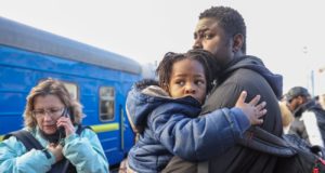 Guerra na Ucrânia: imigrantes negros são impedidos de embarcar em trens para a Polônia
