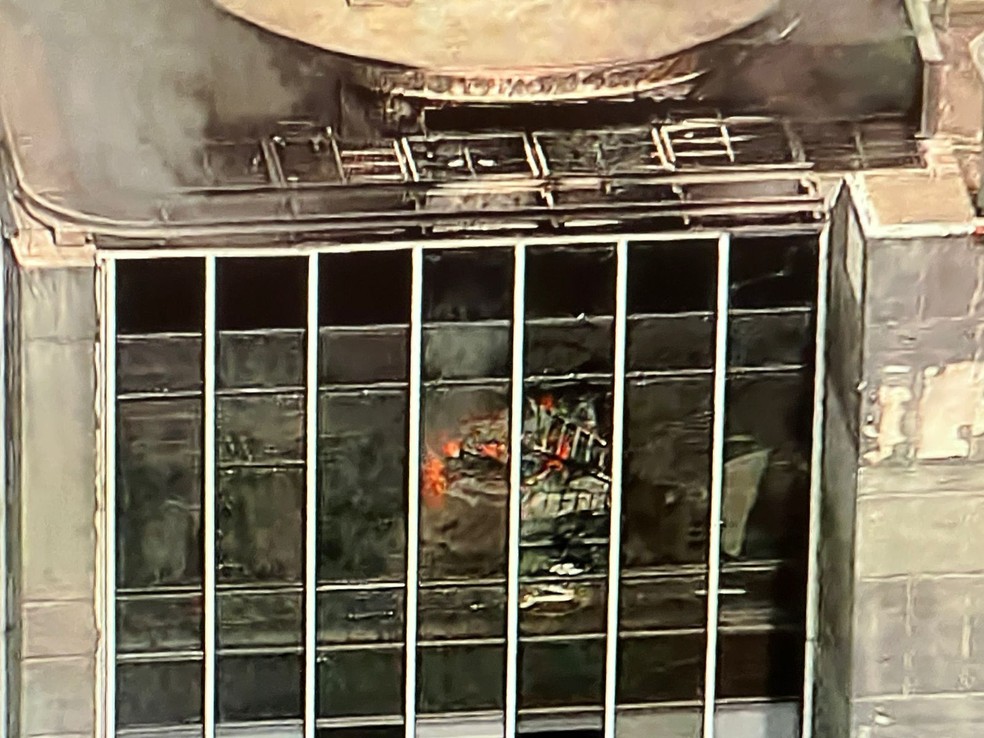 Imagem do último andar do prédio destruído pelo fogo.