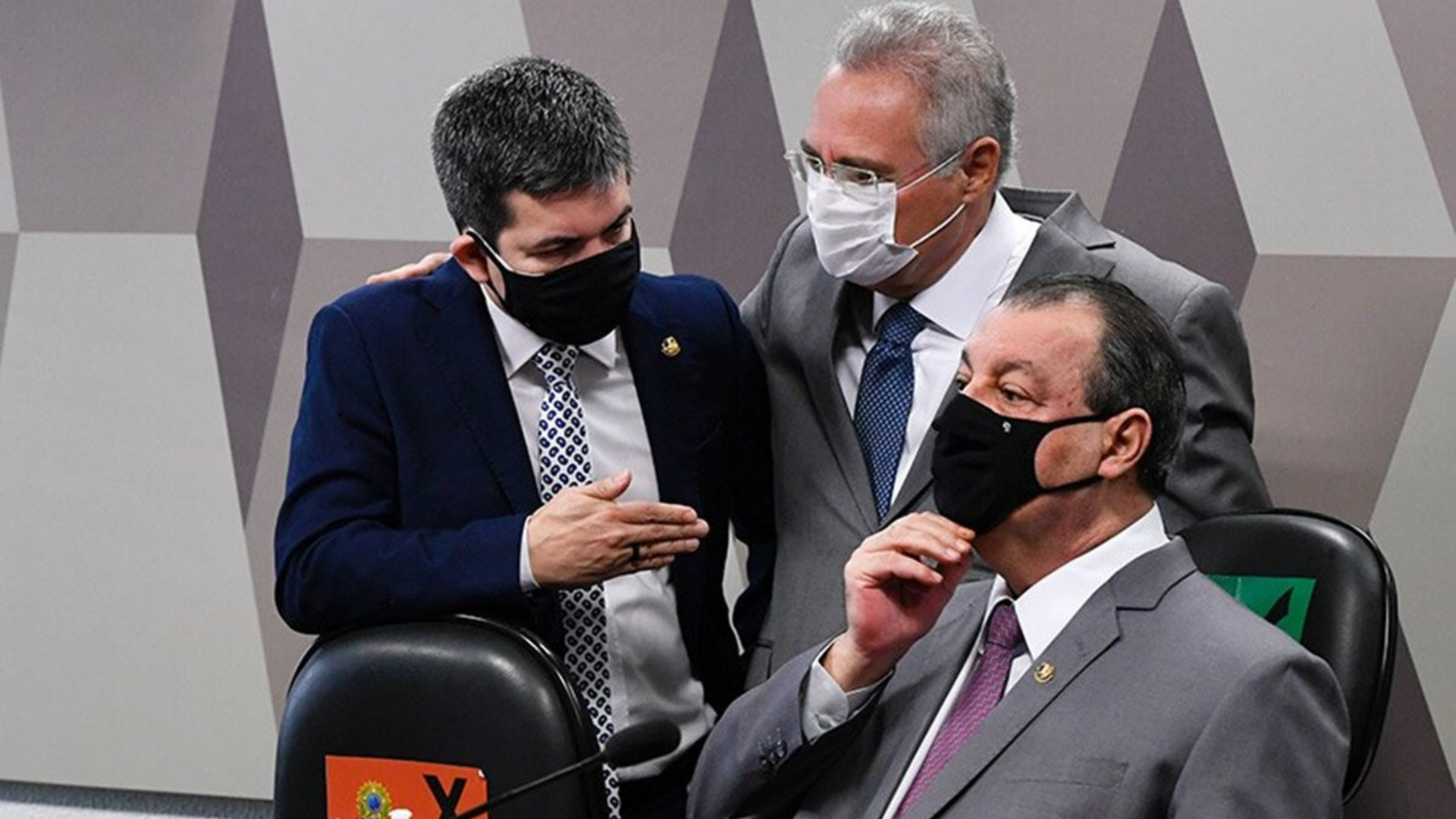 STF manda Senado destruir documentos da CPI da pandemia. Foto dos relatores reunidos discutindo conjuntamente.