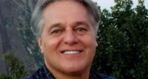 Conheça a trajetória do ex-ator da Globo. Jose Carlos Sanches aparece em foto sorrindo, com olhos claros e cabelos brancos.