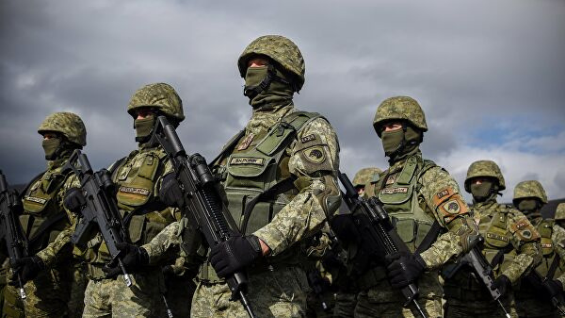 Kosovo pede base permanente dos EUA e adesão à OTAN. Foto de soldados armados parados todos na mesma posição.