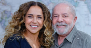 Lula e Daniela Mercury se encontram em São Paulo. Os dois estão abraçados e sorrindo para a foto.