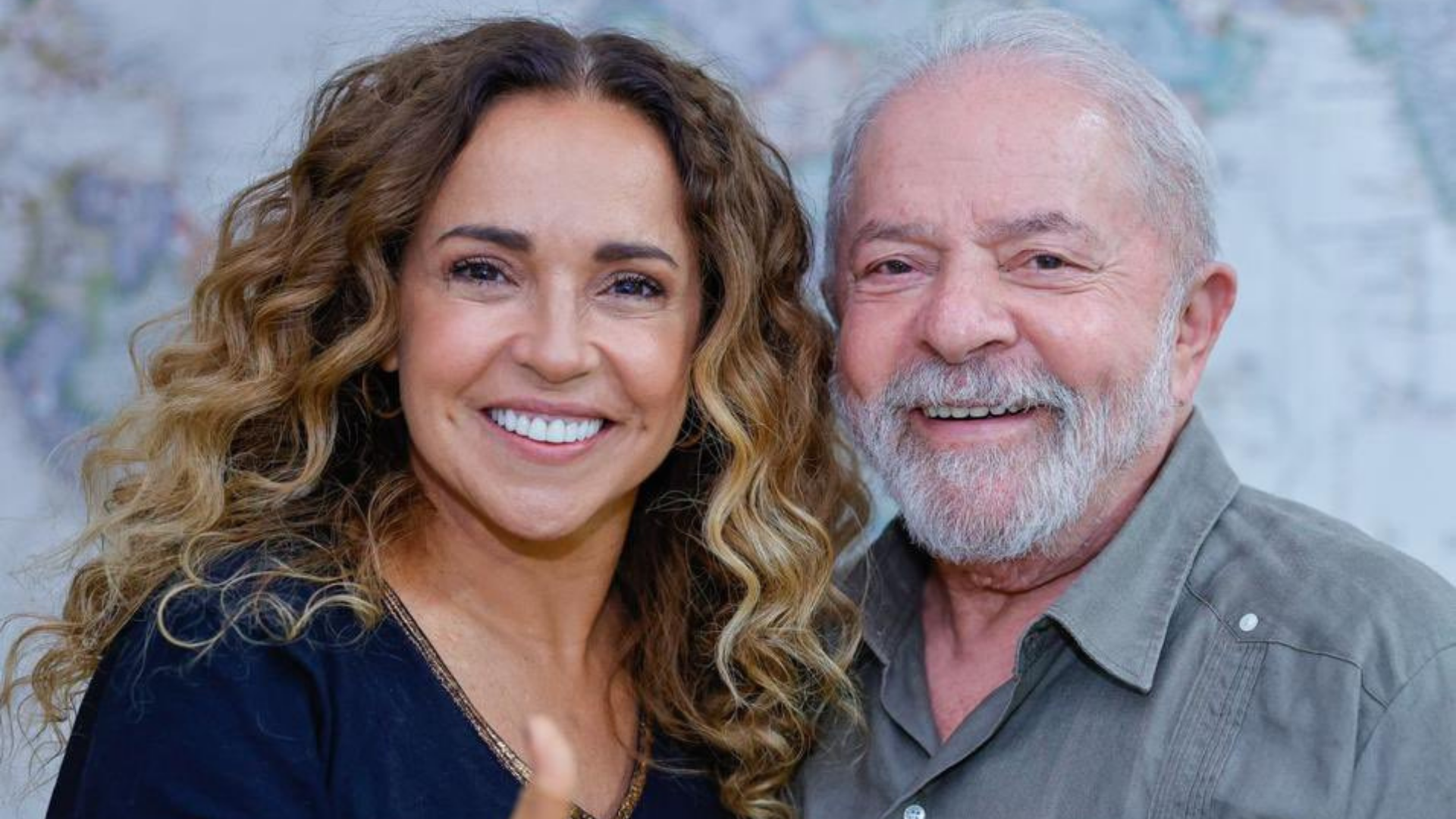 Lula e Daniela Mercury se encontram em São Paulo. Os dois estão abraçados e sorrindo para a foto. 