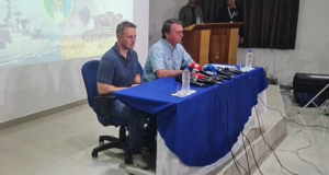 Bolsonaro pede “equilíbrio” sobre guerra. Foto de Bolsonaro em entrevista coletiva