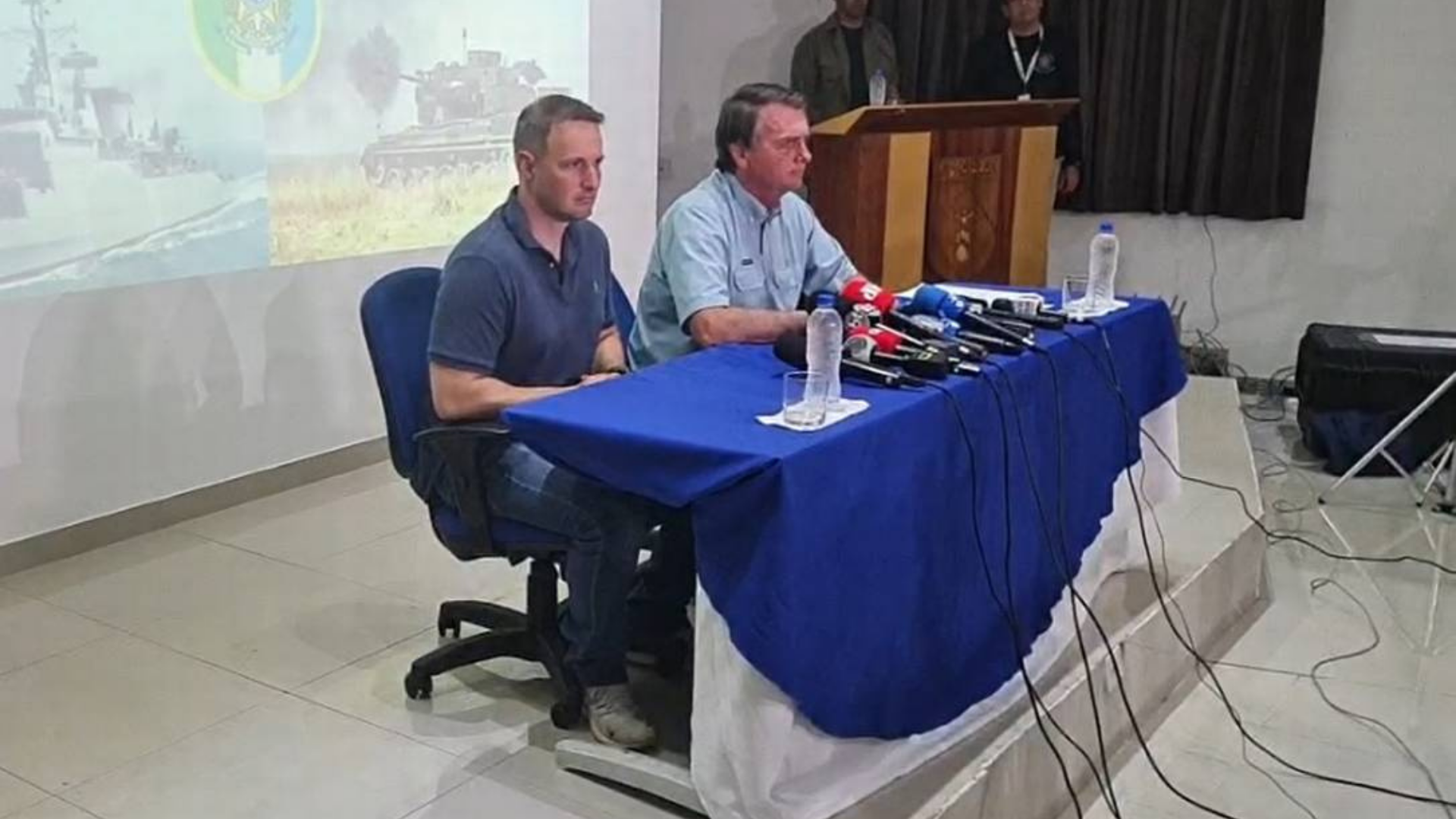 Bolsonaro pede “equilíbrio” sobre guerra. Foto de Bolsonaro em entrevista coletiva