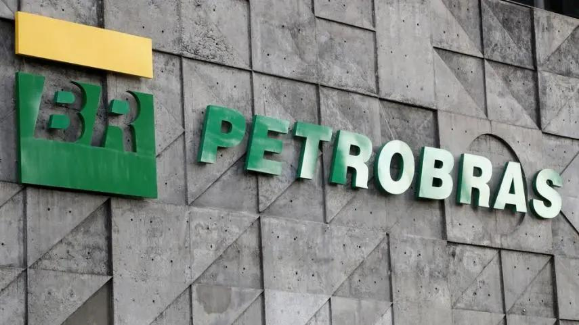 Petrobrás tem lucro recorde. Foto da facha da empresa, nome na parede nas cores verde e amarelo.