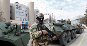 De reunião a pedido à UE: Como foi o dia de negociações entre Rússia e Ucrânia. Foto de soldado na guerra na Ucrânia com um tanque atrás.