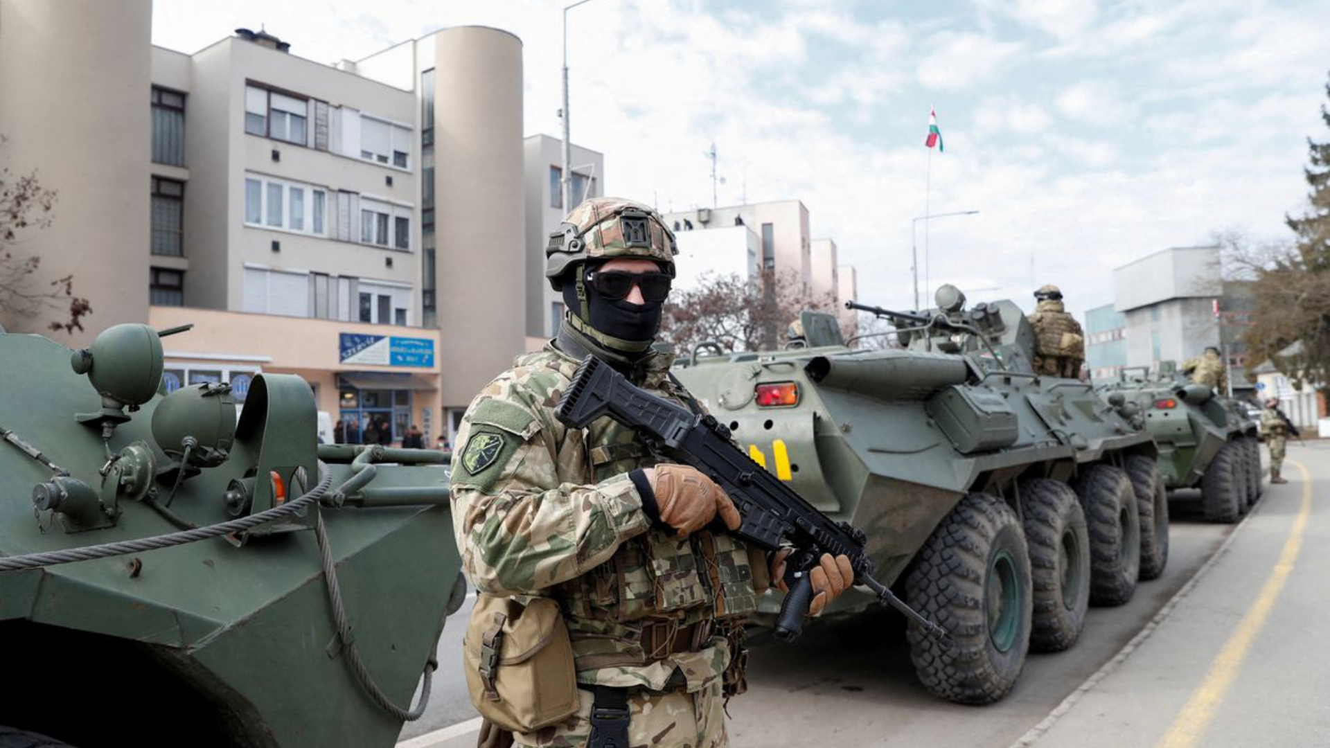 De reunião a pedido à UE: Como foi o dia de negociações entre Rússia e Ucrânia. Foto de soldado na guerra na Ucrânia com um tanque atrás.
